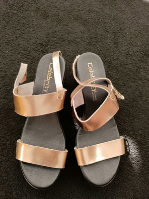 Celebrity platforms size 40 like new, rose gold matte