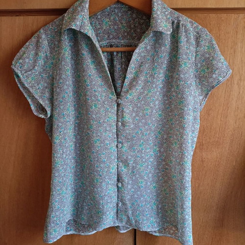 Vintage floral short-sleeve shirt like new, textured crepe fabric