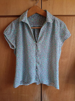 Vintage floral short-sleeve shirt like new, textured crepe fabric