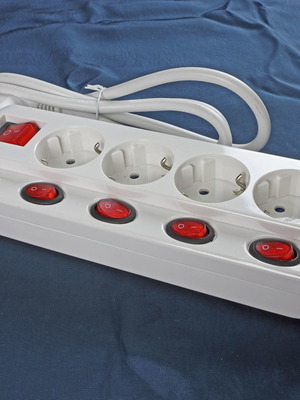 Πολύπριζο 4 θέσεων με διακόπτες καινούργιο