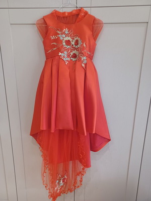 Children's dress used, for ages 6 to 8