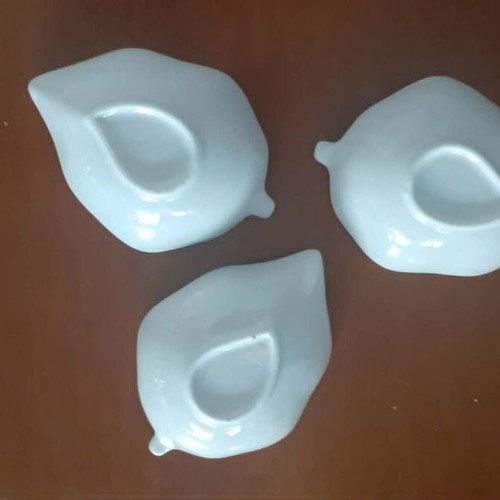 Ceramic leaf-shaped plates like new, ideal for sauces or appetizers