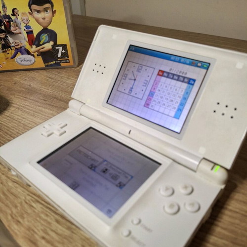 Nintendo DS Lite White like new with new battery and game