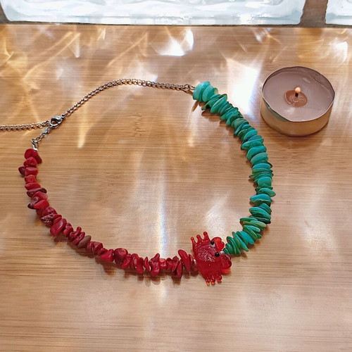 Choker necklace with crab like new, pebbles and acrylic