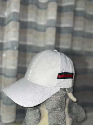 Gucci hats like new, two pieces, black and white