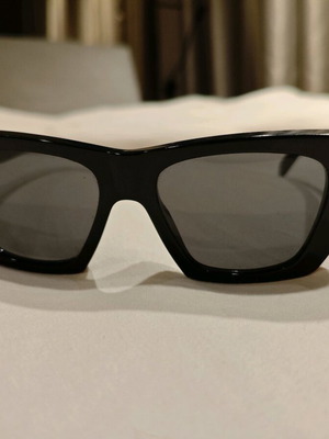 Celine40187I sunglasses like new, black