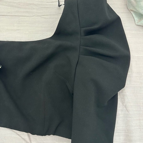 Lynne blouse with one shoulder like new, size M