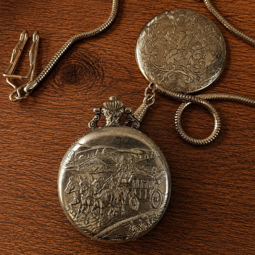 Opicin 17 Jewels Mechanic pocket watch like new, gold color