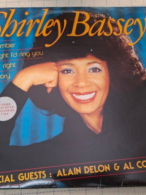 Shirley Bassey μίνι άλμπουμ σε κόκκινο ημιδιαφανές βινύλιο