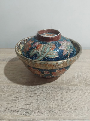 Japanese bowl with lid used, Satsuma style decoration