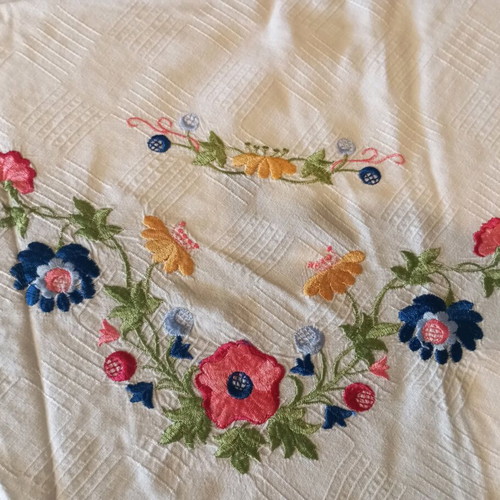 Handmade embroidered round tablecloth 160cm new