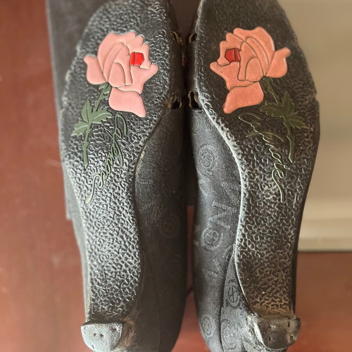 CafeNoir shoes used with embroidery and small 3cm heel, size 39, black and red