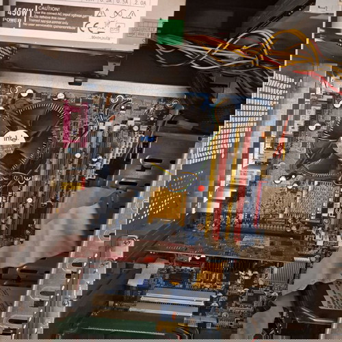 Компютър с W7 и графична карта Club3d Radeon X1300 256mb GDDR2 и безжична wi-fi карта.