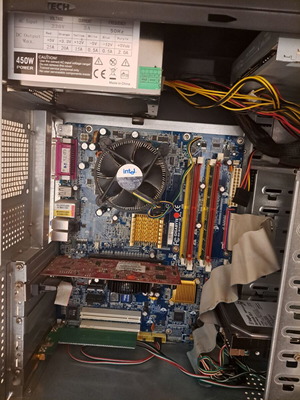Компютър с W7 и графична карта Club3d Radeon X1300 256mb GDDR2 и безжична wi-fi карта.