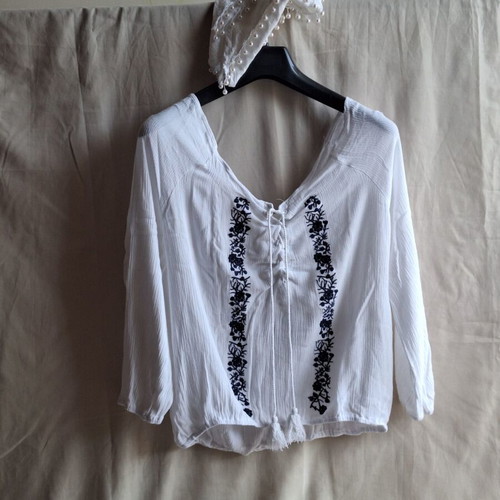 Surf Gypsy Medium Boho Peasant Top with Embroidery and Tassels like new