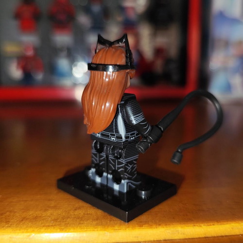 Catwoman minifigure like new with stand and whip