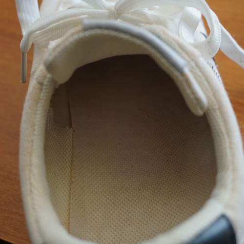 Men's athletic shoes used, size 40, white with tear