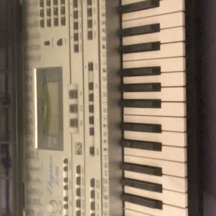 Electric piano like new with tripod and case