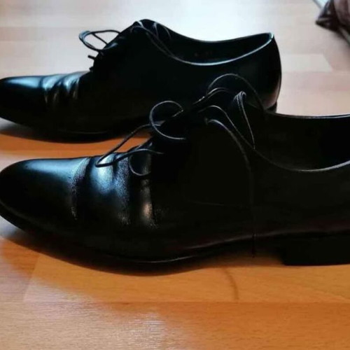 Black leather Moreski shoes like new, size 42