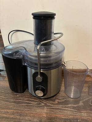 Сокоизстисквачка като ново с контейнер за отпадъци и люспи