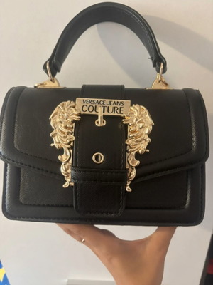 Versace μαύρη!