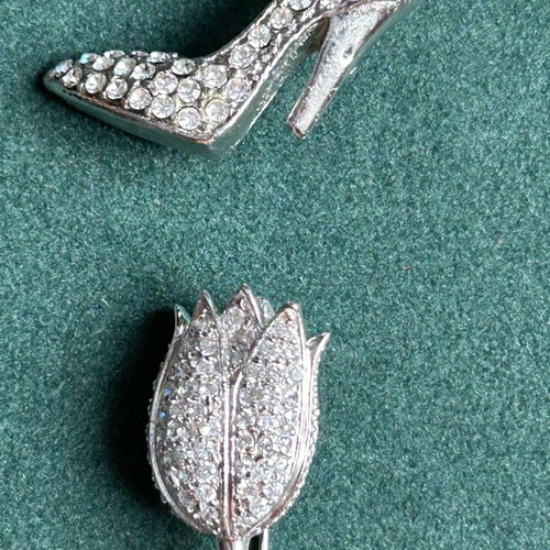 Set of 2 silver women's brooches with rhinestones like new