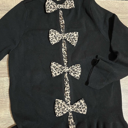 Women's sweater new, black with bows on the back