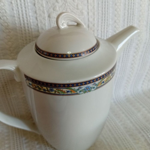 CROWN porcelain tea set with 2 cups
