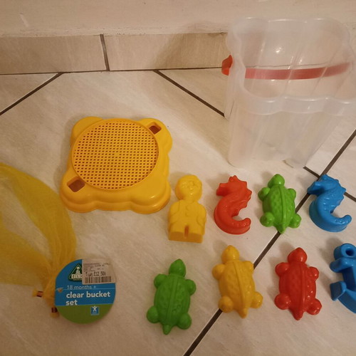 ELC Beach Bucket Set like new, from 18 months