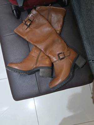 Brown boots like new, soft with low heel, size 38