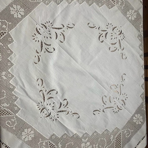 Handmade tablecloth new with 2 matching napkins 1.00x1.00