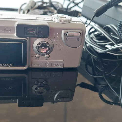 Sony Cyber-shot DSC-P9 4.0MP camera like new, complete set