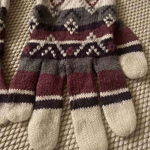 Women's knitted gloves used, white and purple