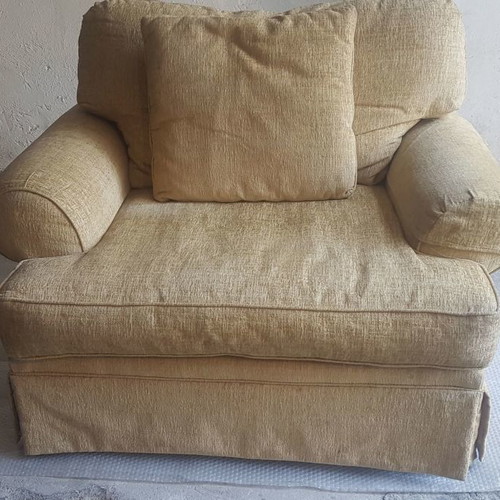 Armchair like new with wooden legs 1.10 x 1.10 meters
