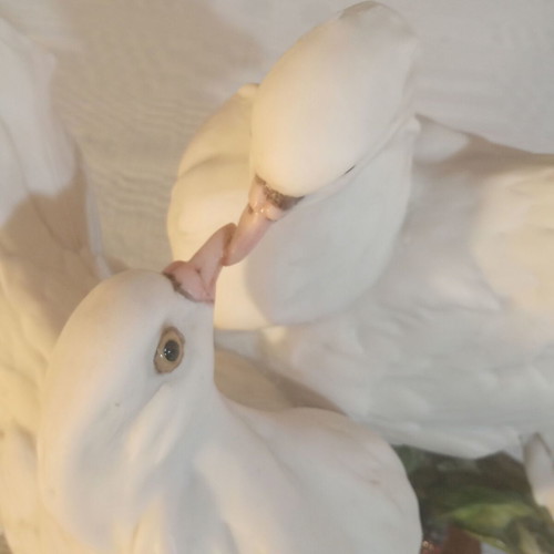 Giuseppe Armani porcelain figurine vintage "Doves' Kiss"