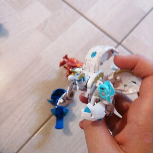 Bakugan like new, set of 5 with one broken