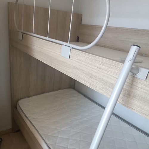 Modeco bunk bed like new, with iron ladder and guardrail