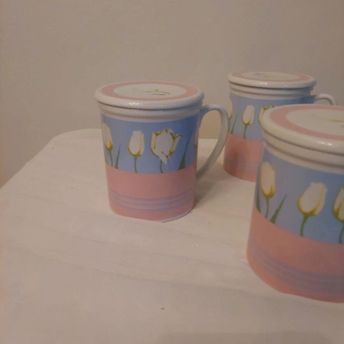Mugs with lids like new, set of 3 with flowers