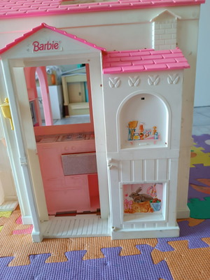 Barbie 1996 vintage folding house used with accessories and light