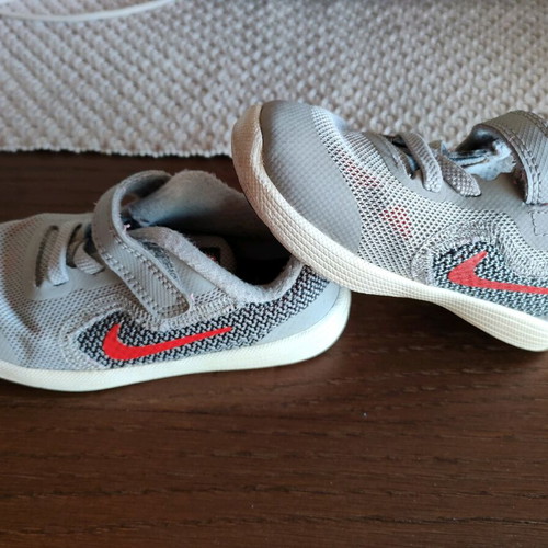 Nike kids athletic shoes like new, gray, size 25 with velcro