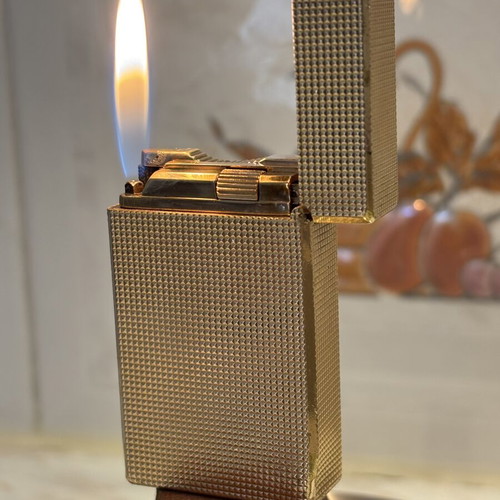 St Dupont lighter like new with elegant design