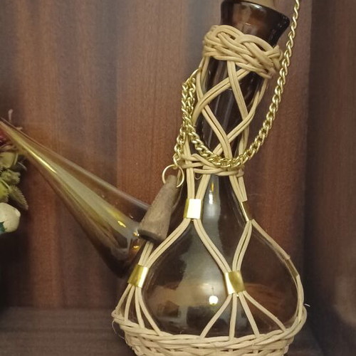 Spanish wine carafe Porrón vintage, like new, amber glass with wicker
