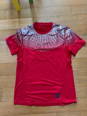 Nike sports shirt size medium like new, red