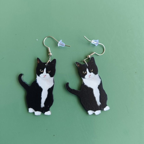 Cat dangle earrings new with clasp