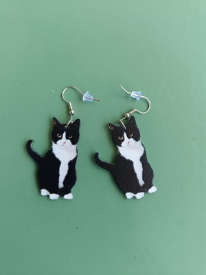 Cat dangle earrings new with clasp