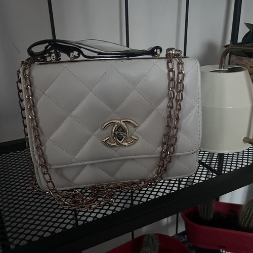 White shoulder bag used