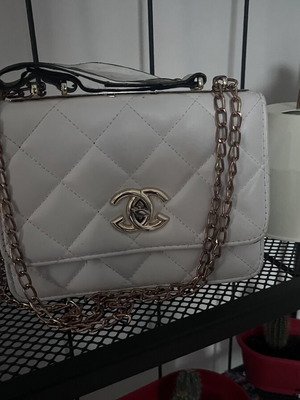 White shoulder bag used