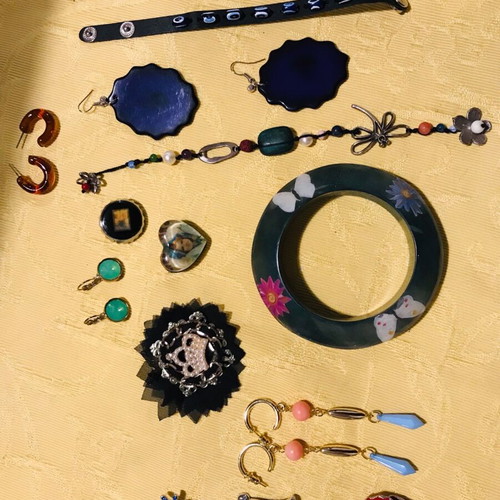 Assorted jewelry used, pins, bracelets, earrings, lot