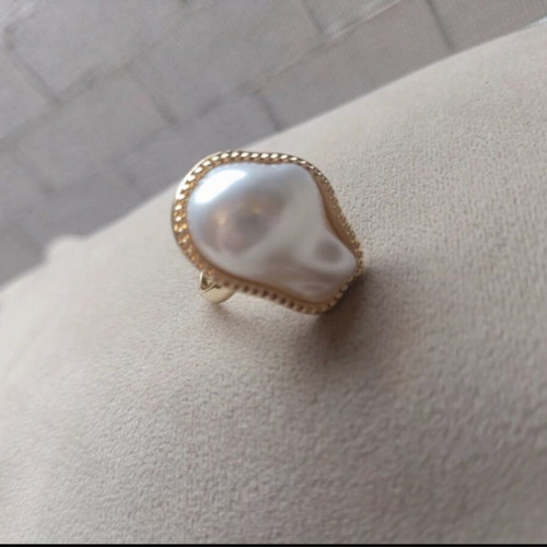 Ring like new with adjustable size, white and gold color