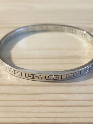 Meander stainless steel bangle bracelet like new, silver